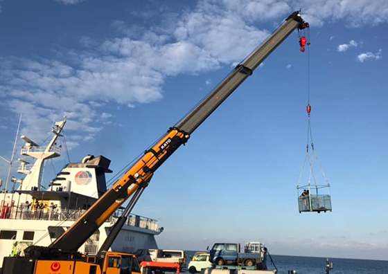フェリーから島に上陸するためクレーンでゴンドラを運んでいる