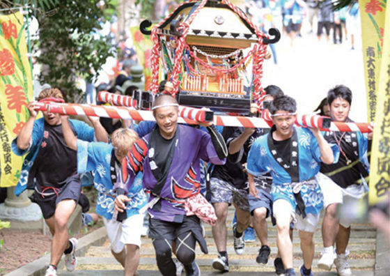 豊年祭で神輿を担ぐ青年たち