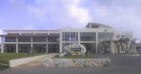 役場の外観写真