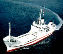 海の上を進む船