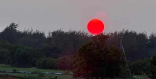 地平に沈む赤い太陽